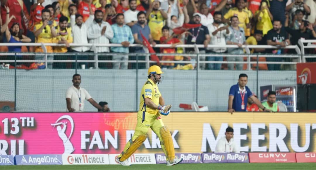 IPL 2025 - MS Dhoni Makes Fangirl's Day with Special CSK Gift - Watch Video!